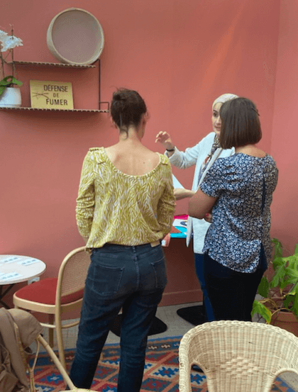 Fatia, conseillère en image à Nantes, discute avec deux clientes