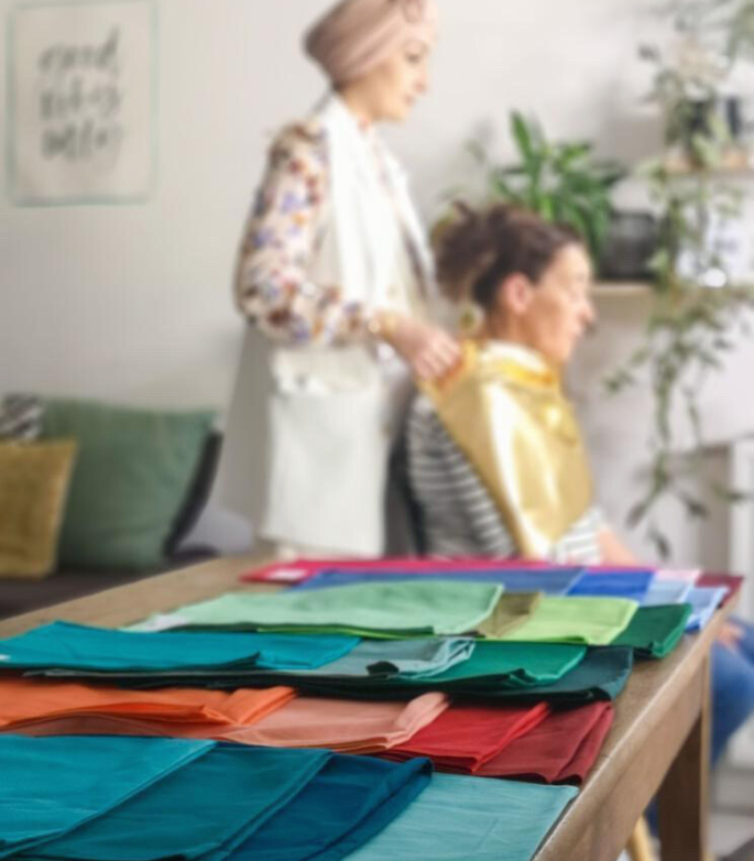 Conseillère en image réalisant un atelier colorimétrie dans le cadre d'un relooking à Nantes