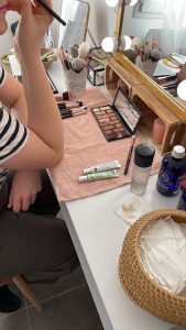 Palettes de maquillage et matériel pour se maquiller lors d'un cours de maquillage à Nantes