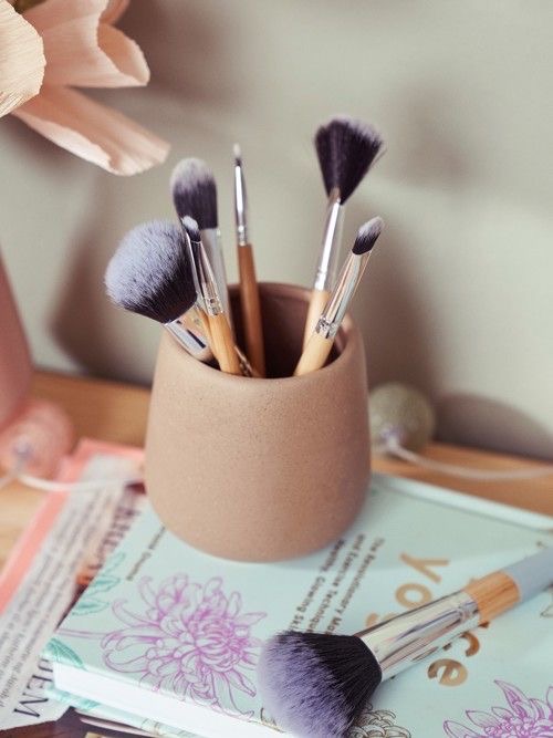 Matériel et pinceaux pour un cours de maquillage à Nantes